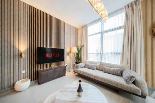 TV a/nebo společenská místnost v ubytování Apartment - 1BR Poolview - Sleeps 4 - 2WCs - Workstation
