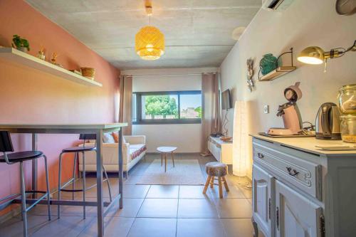 une pièce avec une cuisine et un salon dans l'établissement Le Saint Roch 1 - AC CLIM - WIFI - 50m Centre ville, à Avignon