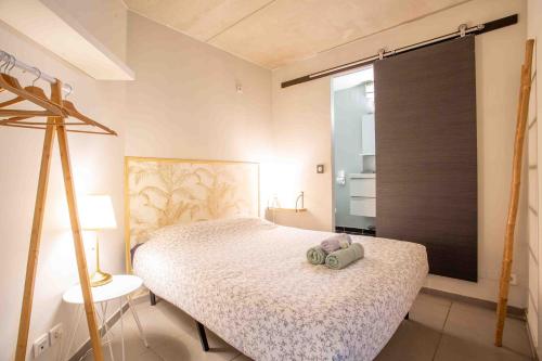 une chambre avec un lit avec deux animaux en peluche dessus dans l'établissement Le Saint Roch 1 - AC CLIM - WIFI - 50m Centre ville, à Avignon