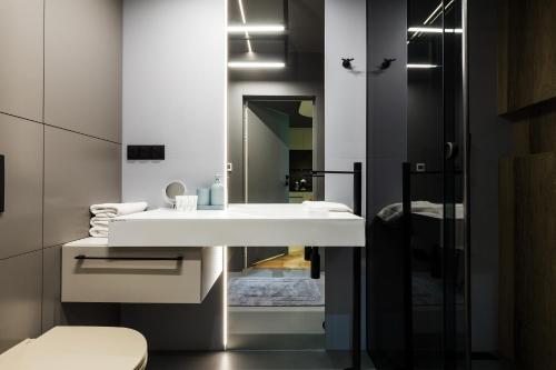 un bagno con un lavandino bianco e un water di Stegna Deluxe Amber Apartments a Stegna