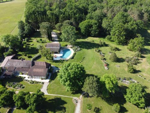 BaneuilにあるPeace In France boutique Giteのスイミングプール付きの敷地の空中ビュー