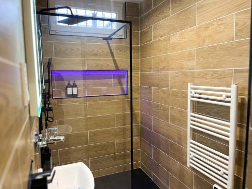 une salle de bain avec un lavabo et une douche dans l'établissement F2 ciel étoilé, au Havre