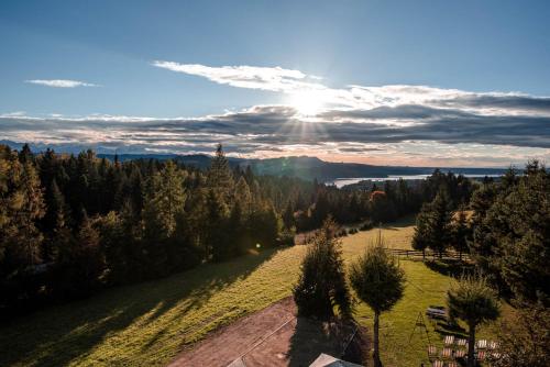 a view of a field with the sun in the sky at Willa Karolina in Czorsztyn