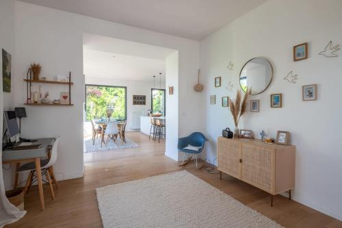 un salon avec un bureau et un miroir dans l'établissement Villa Mont d'or - Welkeys, à Champagne-au-Mont-dʼOr