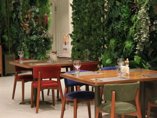 En restaurant eller et andet spisested på Grand Midway Hotel