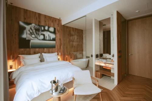 Un pat sau paturi într-o cameră la LAF boutique resort