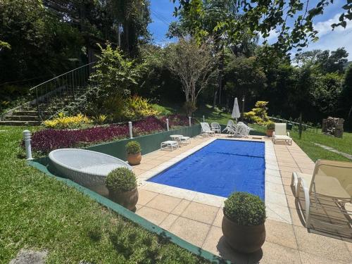 Bazén v ubytování Canto da Saíra Azul nebo v jeho okolí