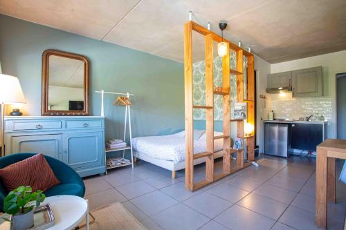 - une chambre avec des lits superposés et un miroir dans l'établissement Le Saint Roch 2 - AC CLIM - WIFI - 50m Centre ville, à Avignon