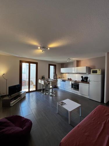 Il comprend une grande cuisine et un salon avec des appareils électroménagers blancs. dans l'établissement T2 + Cabine à Canet Plage – 4 Couchages, Terrasse, à 100 m de la Mer, à Canet