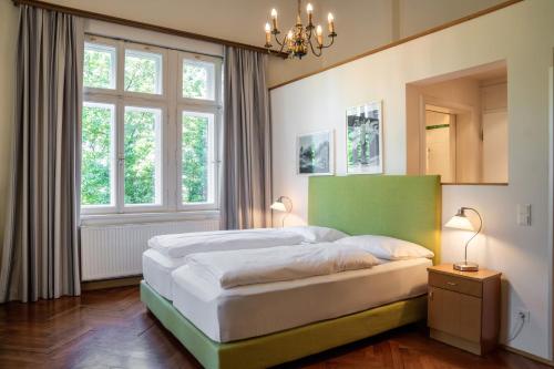 Postel nebo postele na pokoji v ubytování Johannes Schlössl - Gästehaus der Pallottiner am Mönchsberg