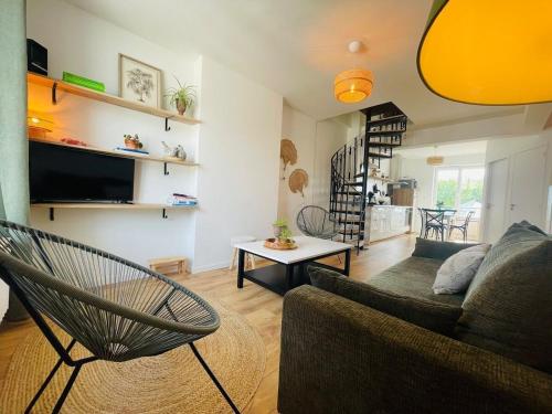 un salon avec un canapé et une table dans l'établissement Casa Splendide, à Angers