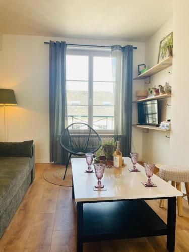 - un salon avec une table et des verres dans l'établissement Casa Splendide, à Angers