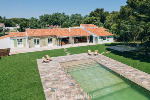 une vue aérienne d'une maison avec piscine dans l'établissement Villa du Golf, aux Portes