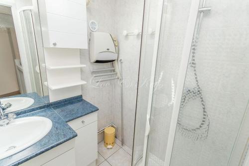 une salle de bain avec douche et lavabo dans l'établissement 4-person duplex, à Biscarrosse