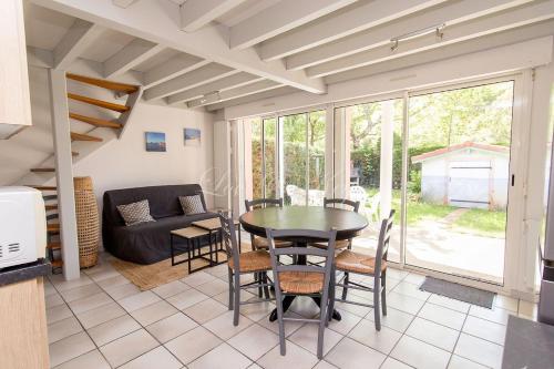un salon avec une table et un canapé dans l'établissement 4-person duplex, à Biscarrosse