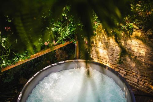 an overhead view of a bath tub filled with water at Appartement fraîchement rénovée - Jacuzzi au cœur de Caen in Caen