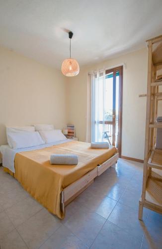 a bedroom with a large bed in a room at Casa Origine, appartamento vista piscina, al mare in Cavallino-Treporti
