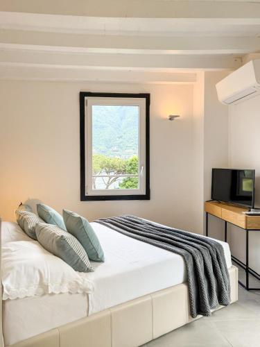 Ένα ή περισσότερα κρεβάτια σε δωμάτιο στο P Terrace Exclusive Apartment - Lake View With Terrace - Free Parking