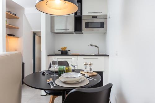Η κουζίνα ή μικρή κουζίνα στο P Terrace Exclusive Apartment - Lake View With Terrace - Free Parking