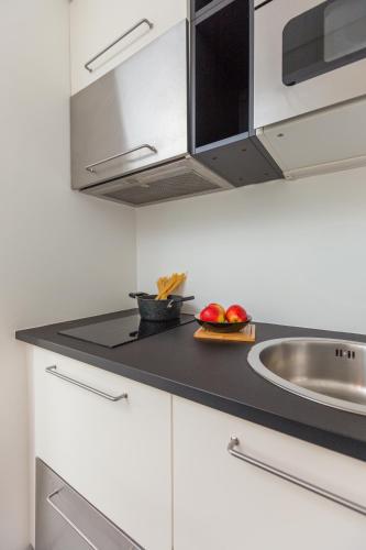 Η κουζίνα ή μικρή κουζίνα στο P Terrace Exclusive Apartment - Lake View With Terrace - Free Parking