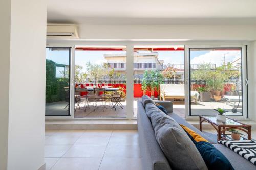 d'un salon avec un canapé et un balcon. dans l'établissement 1-Br Apartment Top Floor Pointe Croisette, à Cannes