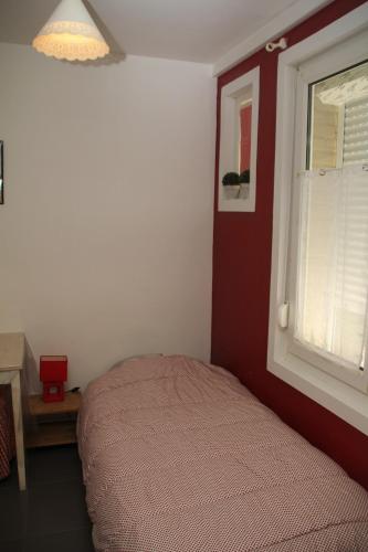 une chambre avec un lit et une fenêtre dans l'établissement Studio Cozy à Mastaing, à Mastaing