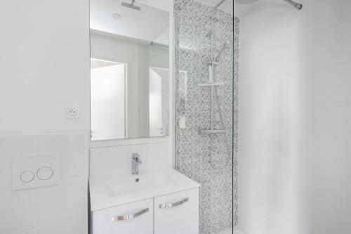 une salle de bain blanche avec une douche et un lavabo dans l'établissement Viltansou, à Brest