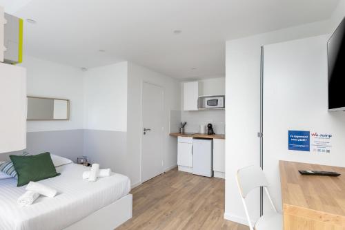 Il comprend un salon blanc avec un canapé blanc et une cuisine. dans l'établissement Viltansou, à Brest