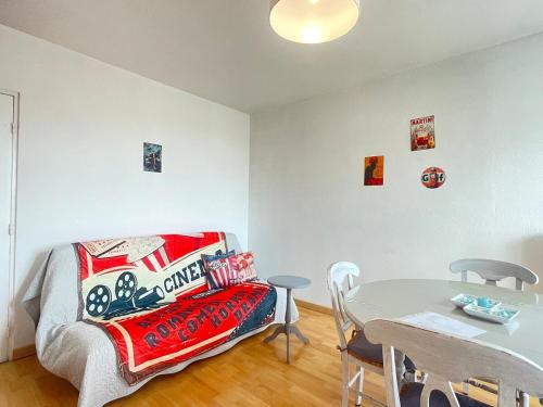 une pièce avec une table et un lit et une table et des chaises dans l'établissement Le Rétro - Nouvelle décoration, à Albi