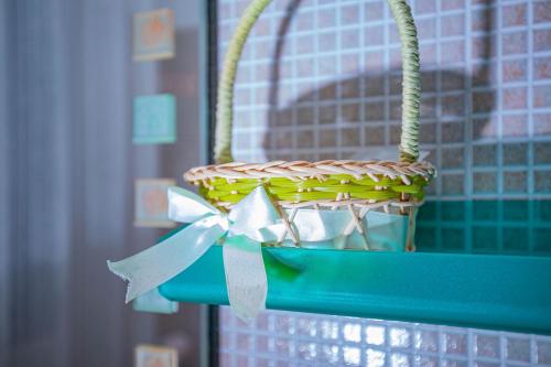 ein Weidenkorb mit einer Schleife, der auf einem Regal hängt in der Unterkunft Affittacamere Oasi di Antonella in Albinia