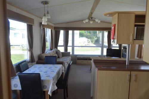 Η κουζίνα ή μικρή κουζίνα στο C5, The Old Mill Caravan Park, Brodie