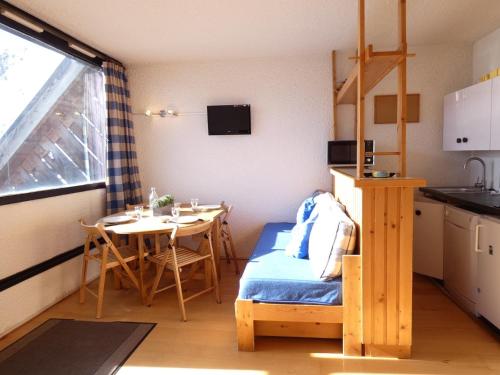 une chambre avec une table et une cuisine avec une table et une salle à manger dans l'établissement Studio 4 pers. avec balcon au sud, à Piau-Engaly, cuisine équipée et accès direct aux pistes - FR-1-457-155, à Aragnouet