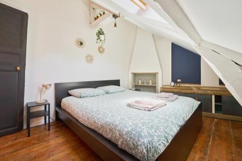 une chambre avec un lit avec deux serviettes dessus dans l'établissement Le Champ Jacquet, à Rennes