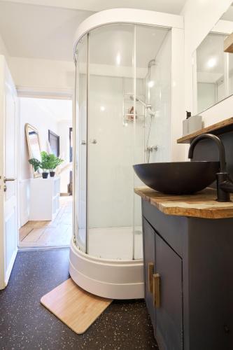 une salle de bain avec une douche en verre et un lavabo dans l'établissement Le Champ Jacquet, à Rennes