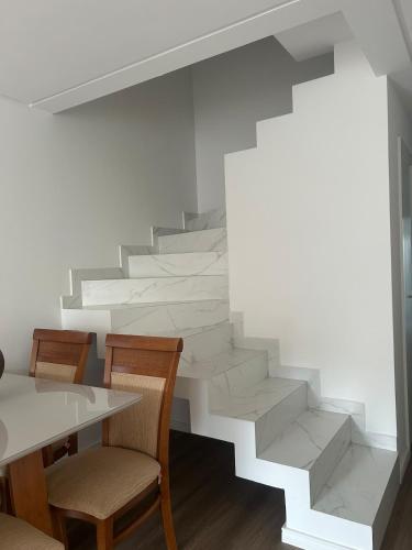 Ruang duduk di Sobrado moderno