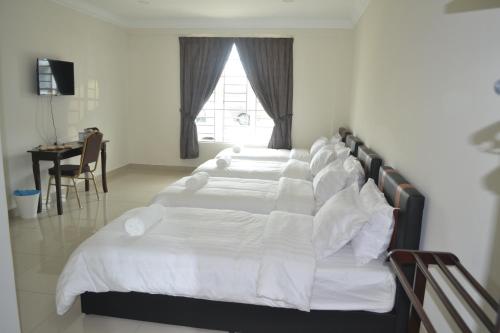 Кровать или кровати в номере Hotel Mutiara KGMMB, Melaka