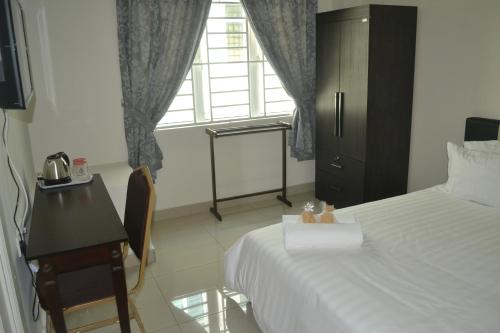 Кровать или кровати в номере Hotel Mutiara KGMMB, Melaka