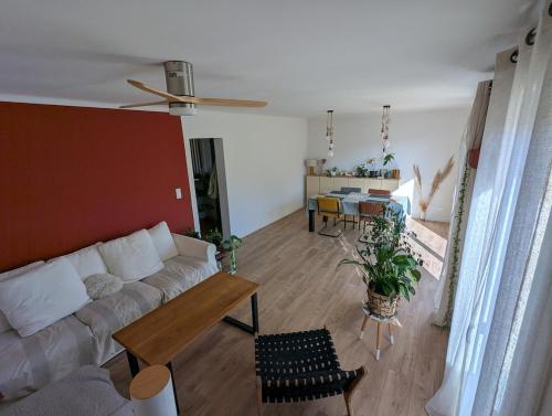 un salon avec un canapé et une table dans l'établissement Chez Clara et Paul - Centre Ville Narbonne, à Narbonne