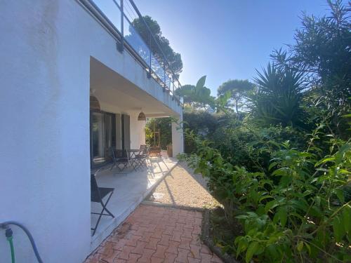 Joli F3 , 4 pers, villa Mahana , plein pied sur jardin , domaine privé criques et plages à pied