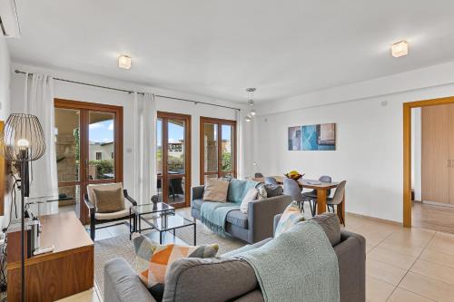 Posezení v ubytování Ground floor Apartment Anthos with Beautiful Sea Views on Aphrodite Hills Resort