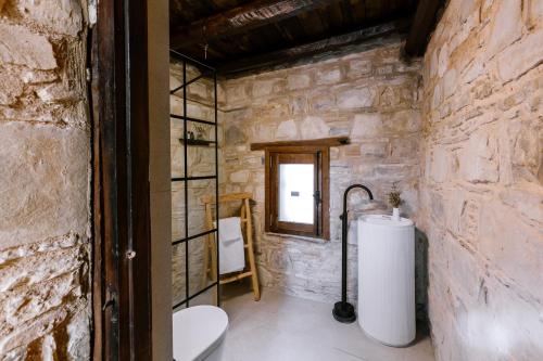 Bilik mandi di Ioulia's Cottage by Nomads