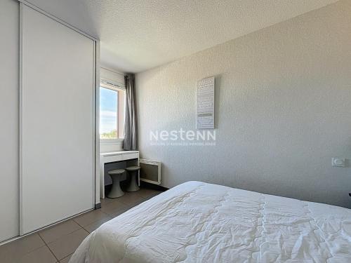 une chambre avec un lit, une fenêtre et un bureau dans l'établissement 3326-Appartement 4 couchages avec une piscine, à Argelès-sur-Mer