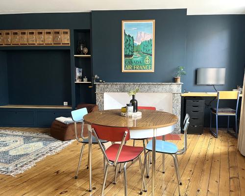 un salon avec une table et des chaises dans l'établissement L'Heure Bleue, Grand T2 stylé & lumineux, à Montauban