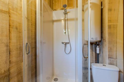 une salle de bain avec douche et toilettes dans l'établissement Tente Lodge 2 personnes, à Saint-Martial-de-Nabirat
