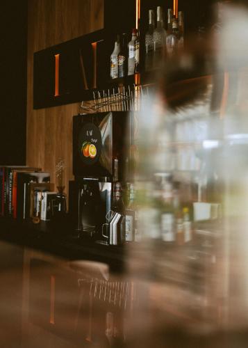 哈日科维LAF boutique resort的吧台上放着一台机器。