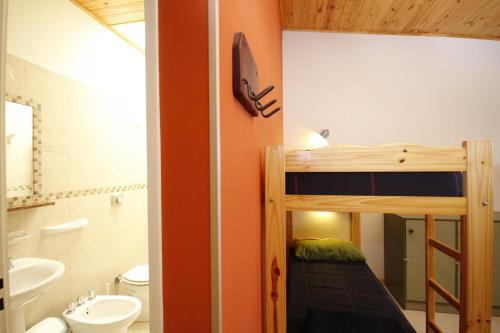 Ein Etagenbett oder Etagenbetten in einem Zimmer der Unterkunft El Gualicho Hostel