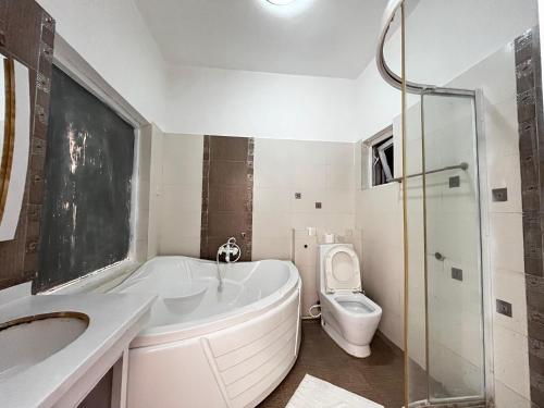 Ένα μπάνιο στο Cool Breeze Beachfront Apartments,Shanzu