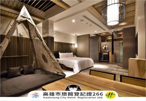 a bedroom with a bed and a hammock at 歐閣精品汽車旅館-簡愛館 in Kaohsiung