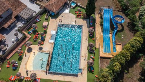 une vue aérienne d'une piscine dans un complexe hôtelier dans l'établissement Camping Les Hautes Prairies, à Lourmarin