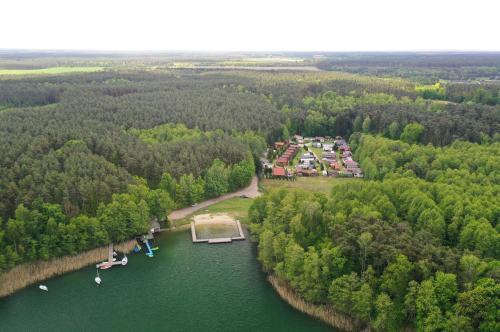 eine Luftansicht eines Hauses in der Mitte eines Flusses in der Unterkunft Ośrodek Wypoczynkowy ADA in Niesulice